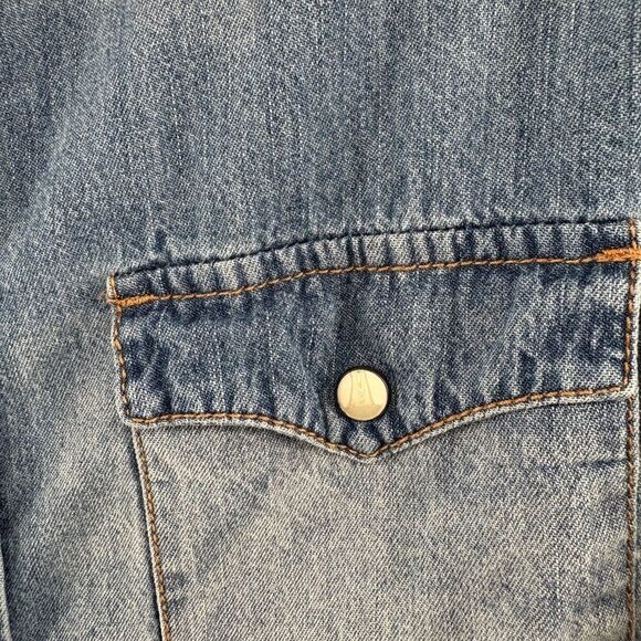 Mossimo Western Chambray Denim Top Pearl Snaps  Button Down Size Medium Cotton - Picture 6 of 10